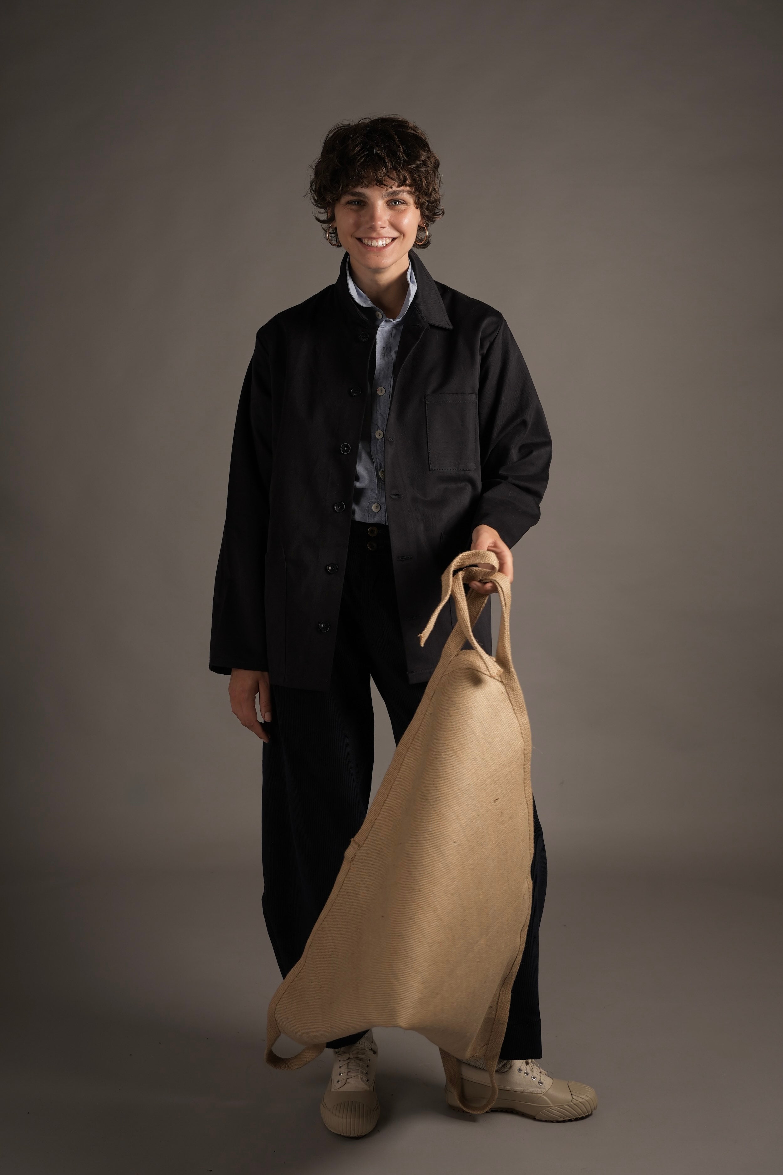 Man holds Carrier Company Classic Carrier in Jute