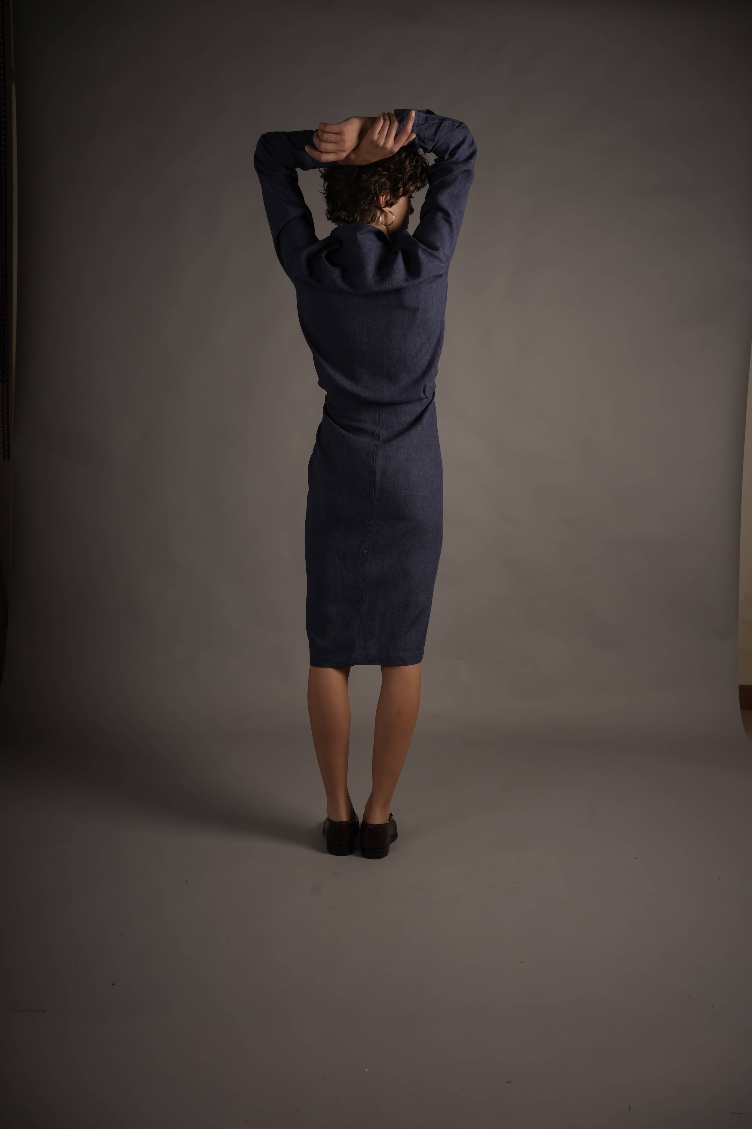 Els wears Carrier Company Shirt Wrap Dress in Navy Linen & Cotton Sun Hat.