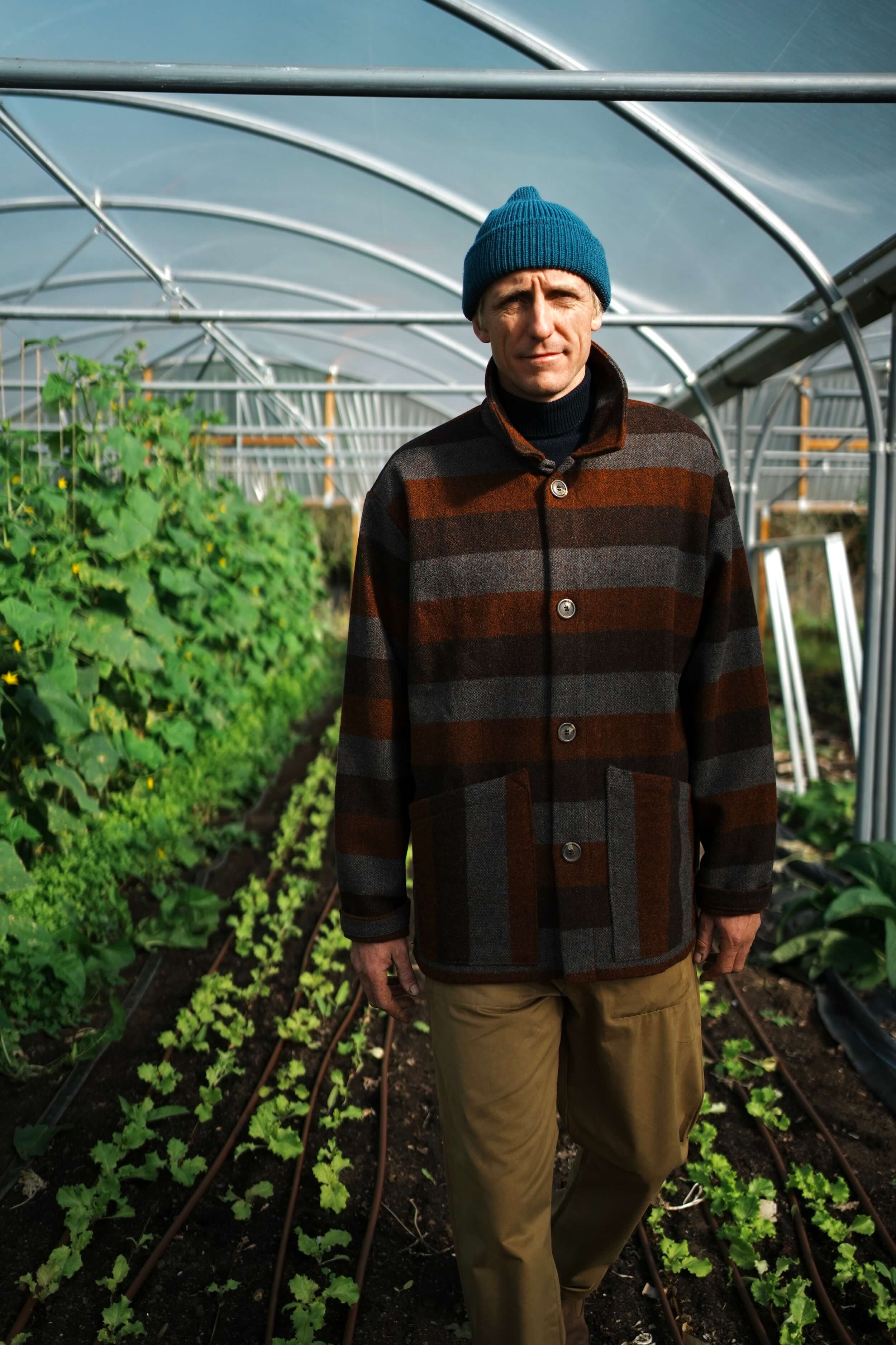 Tommy is 6'3", has a 42" chest and a 34" waist.  He wears an L jacket, an XL jumper and L trousers.