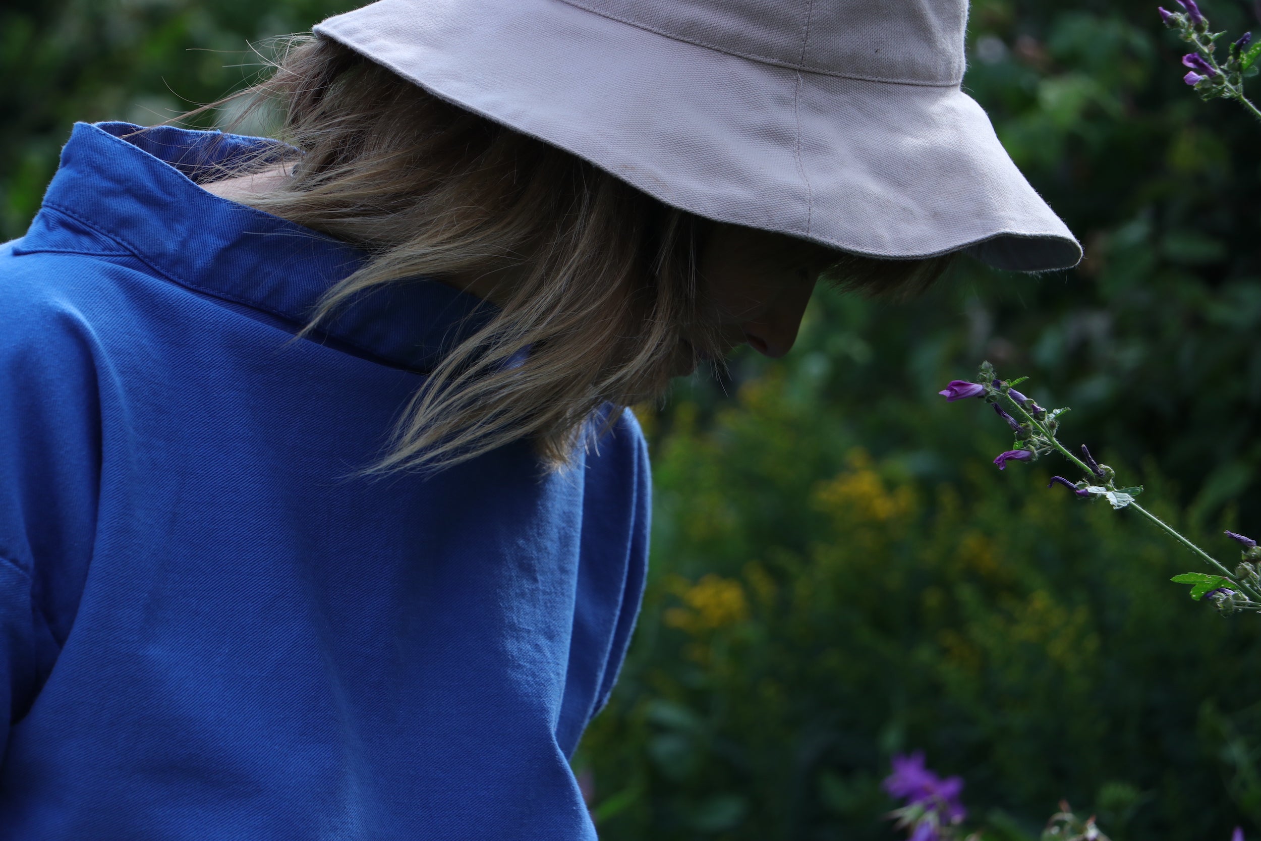 Woman wearing Carrier Company Cotton Sun Hat and Traditional Norfolk Slop in Sky Blue