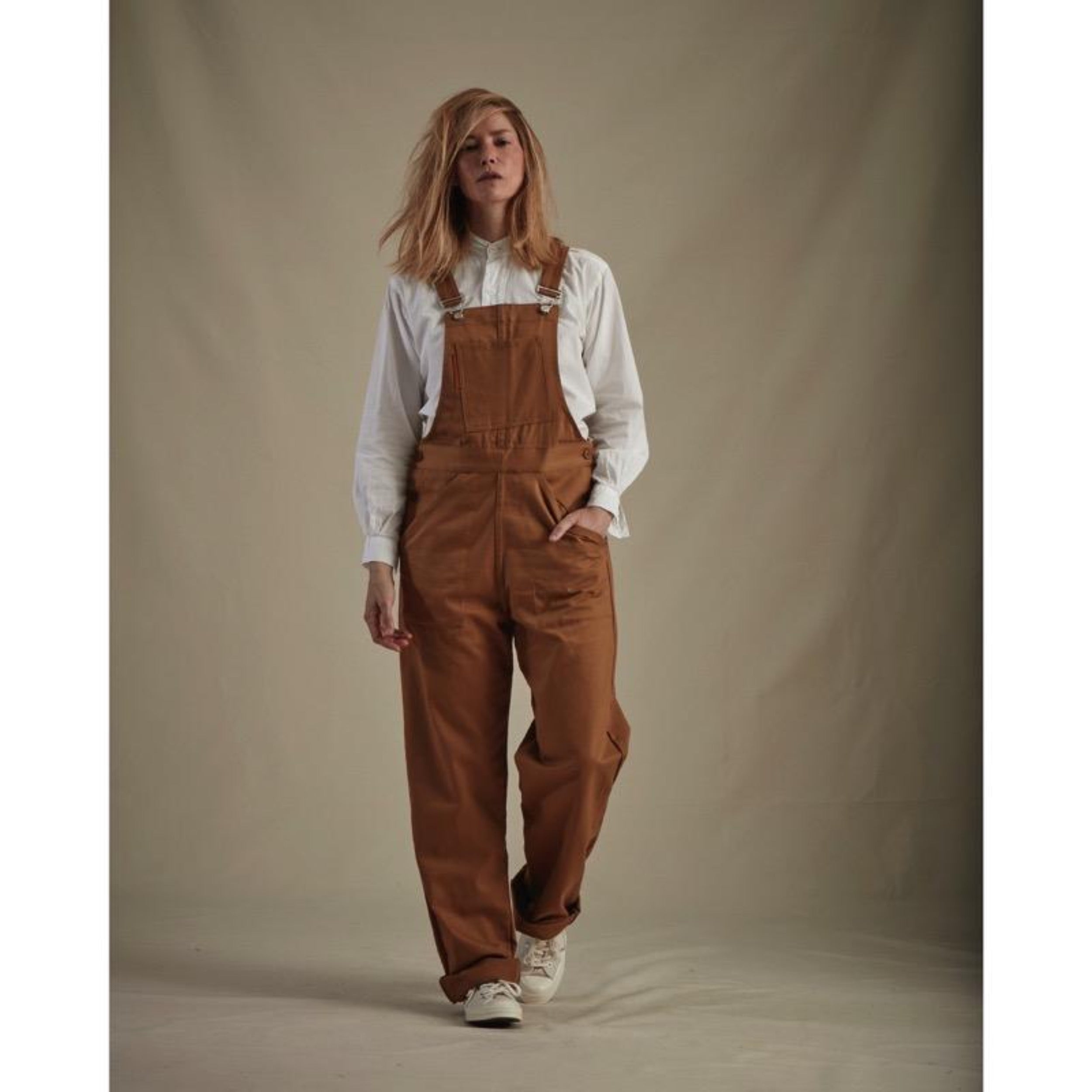 Sienna is 5'6", a 10-12 dress size and is wearing Small dungarees